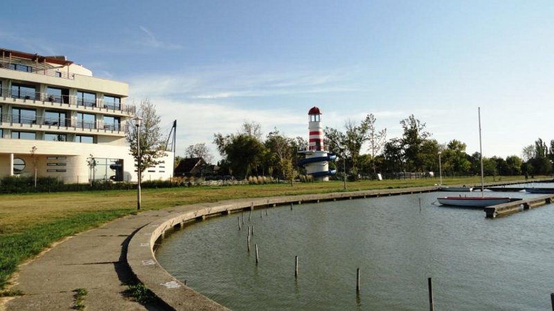 DSC00877 00.JPG - Agárd legújabb szállodája a világítotornyot mintázó csúszdával.